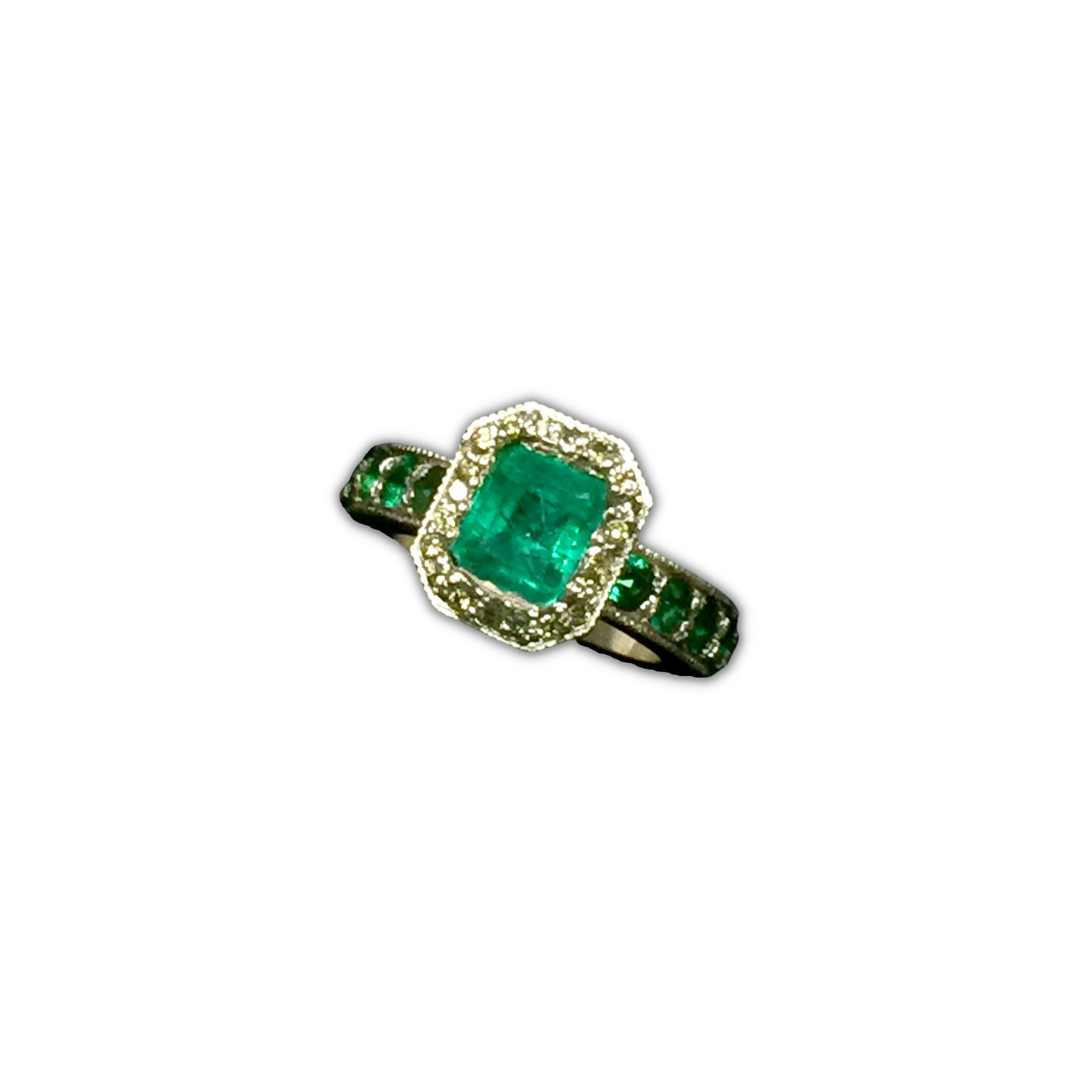 anillo de esmeralda con piedra de nacimiento