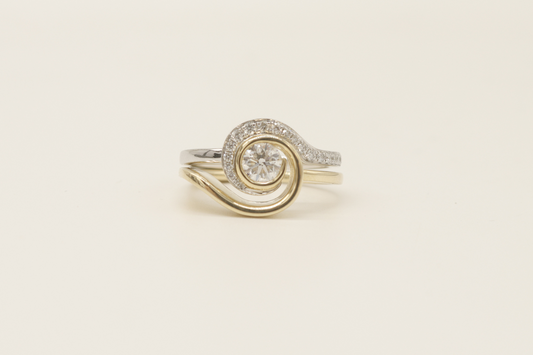 anillo de compromiso de luna y estrellas de oro amarillo y diamantes cultivados