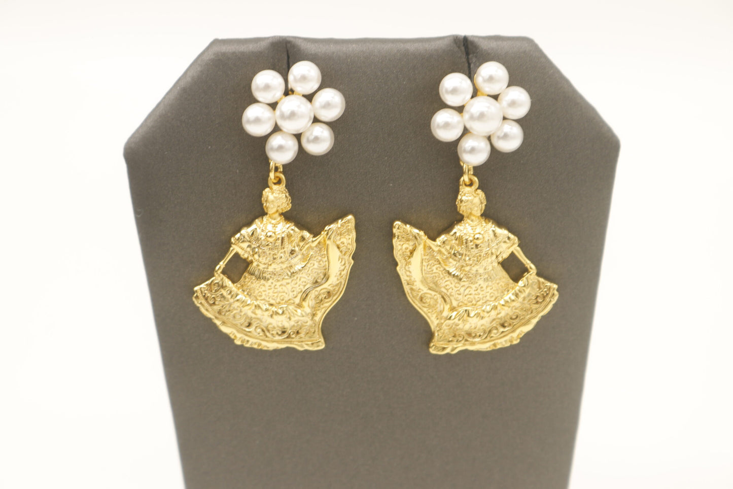 seven pearl pollera dancer earrings in gold with pearls